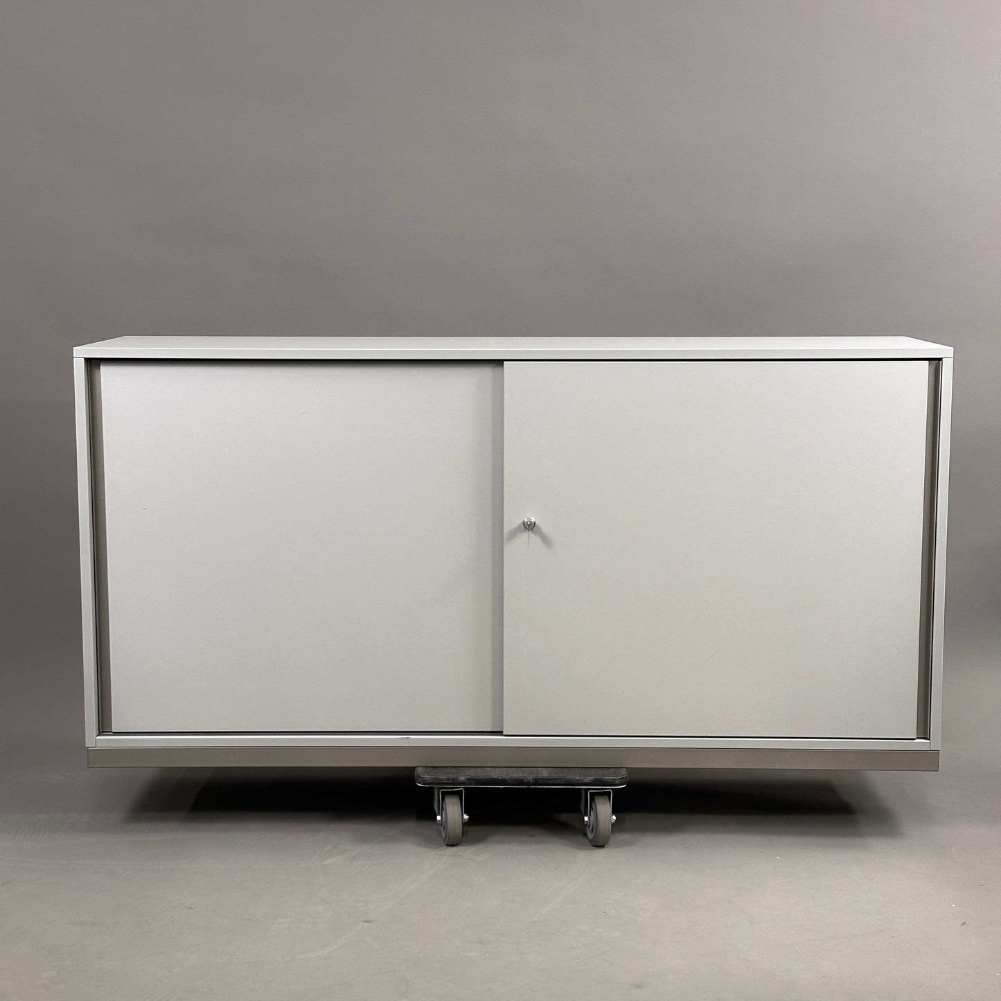 Steelcase Sideboard 2OH lichtgrau, abschließbar, Metall-Einlageböden, 160x79x43 cm, ohne Rollen