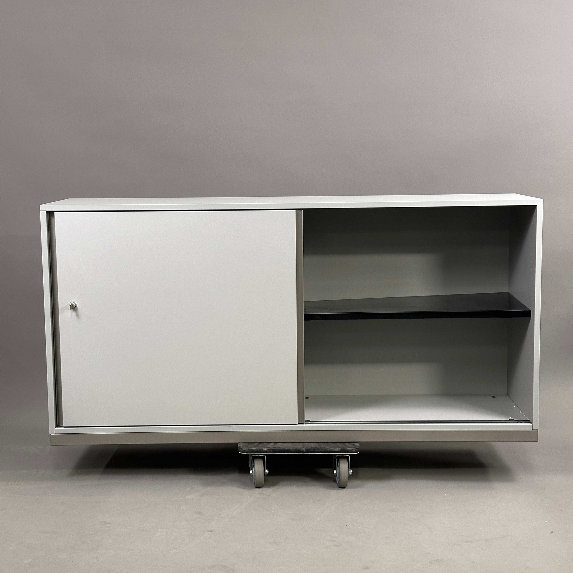 lichtgraues Steelcase Sideboard 2OH mit abschließbarer Tür und Metall-Einlegeböden, 160x79x43 cm