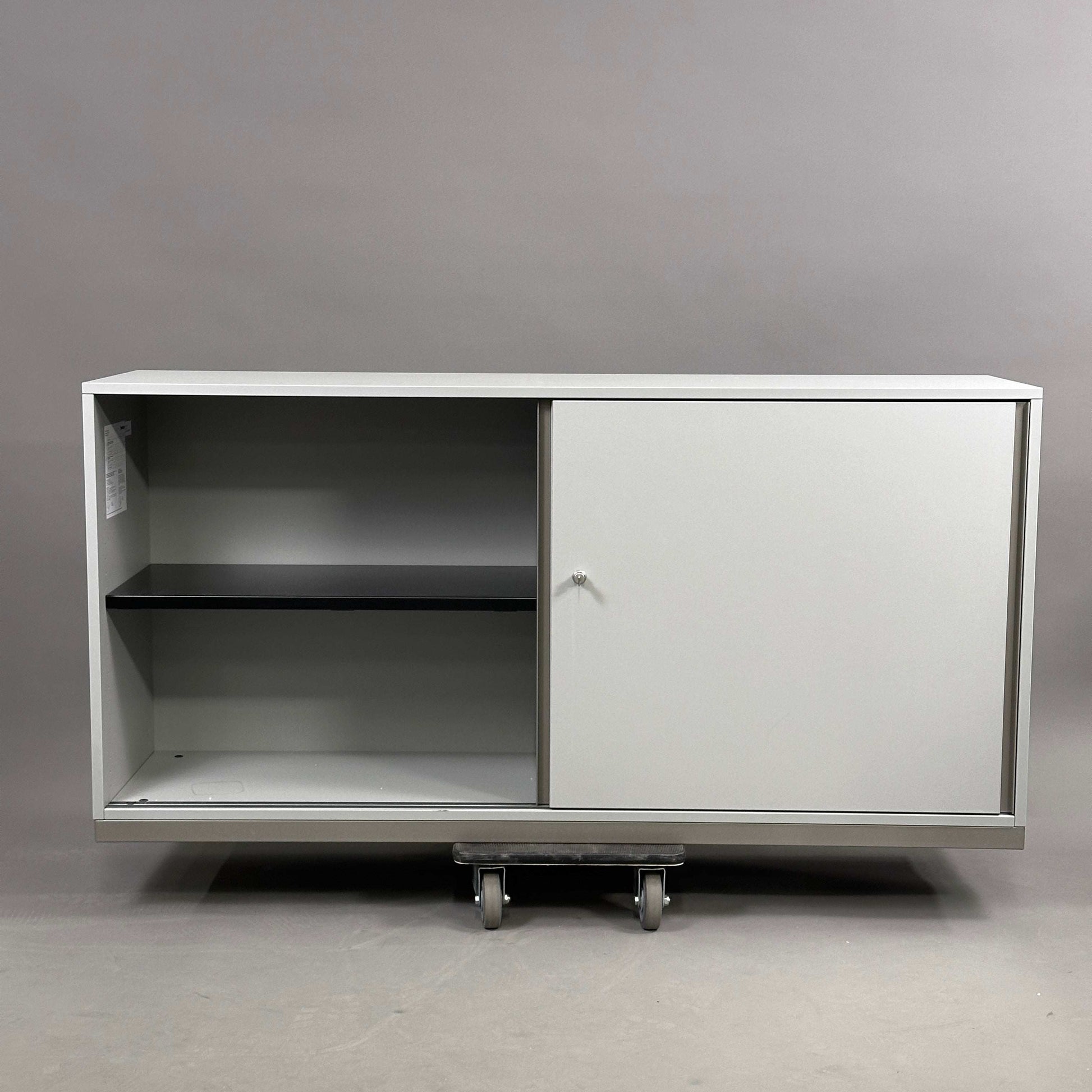 Steelcase Sideboard 2OH lichtgrau mit abschließbarem Fach und Metall-Einlageböden, 160x79x43 cm