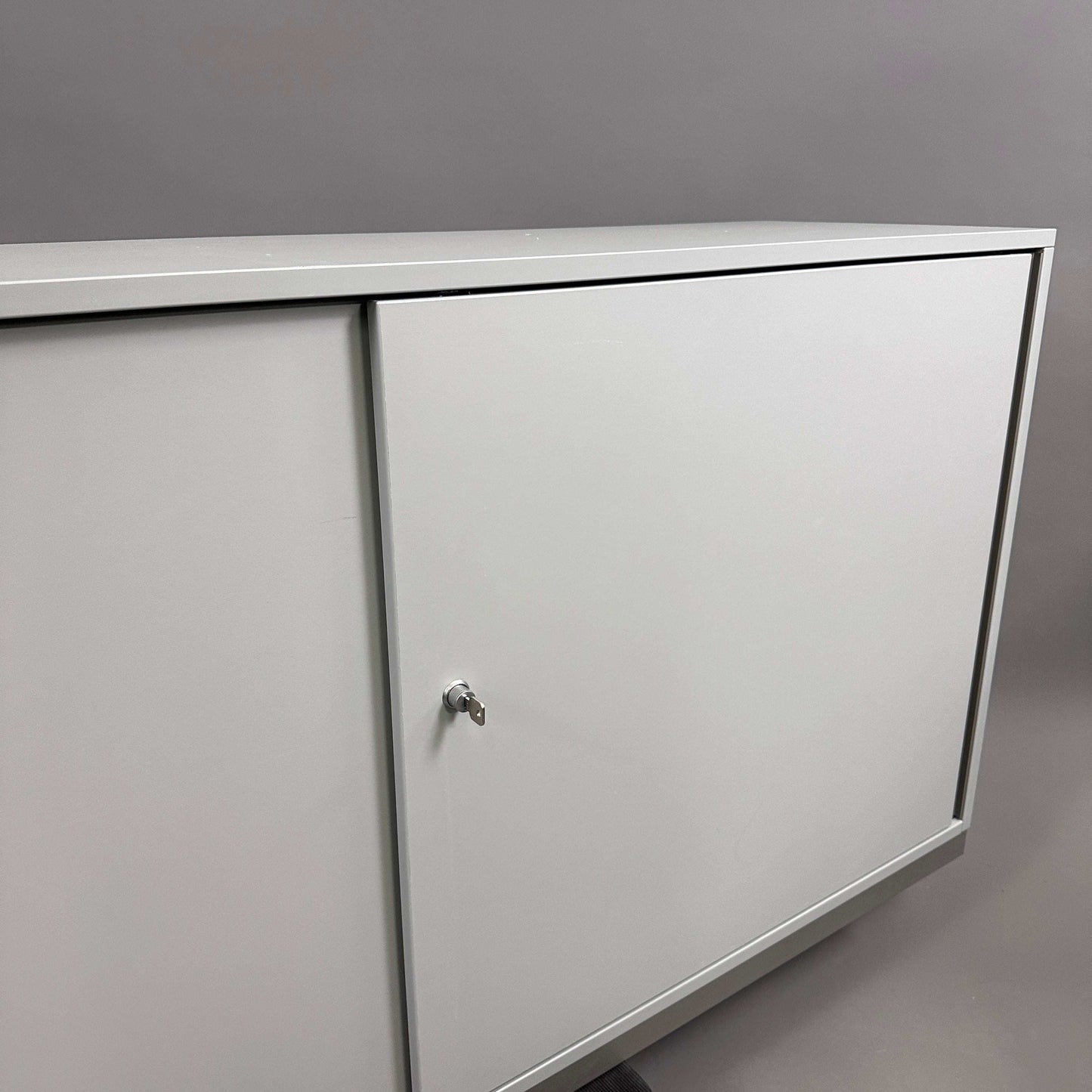 Steelcase Sideboard 2OH lichtgrau mit abschließbaren Metall-Einlageböden