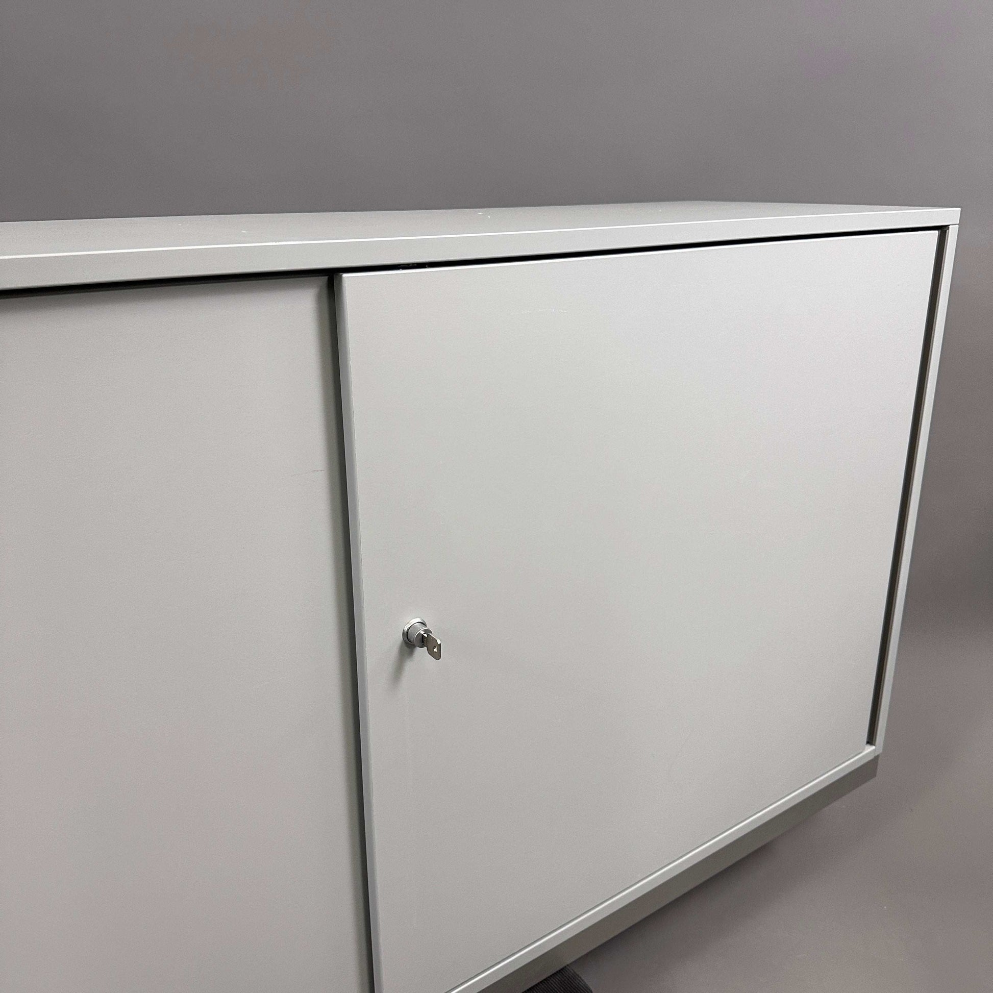 Steelcase Sideboard 2OH lichtgrau mit abschließbaren Metall-Einlageböden