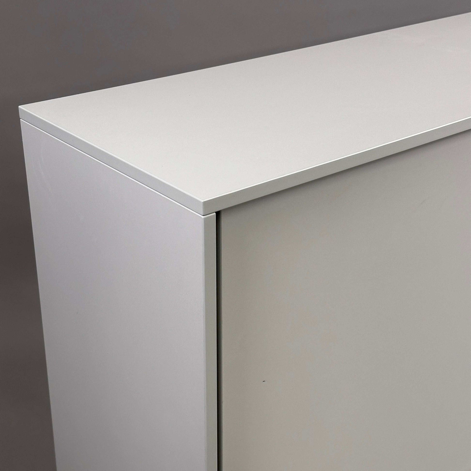 Steelcase Sideboard 2OH lichtgrau mit abschließbaren Metall-Einlageböden, 160x79x43 cm, modernes Design