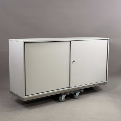 Steelcase Sideboard 2OH lichtgrau mit Metall-Einlageböden und abschließbaren Türen, 160x79x43 cm