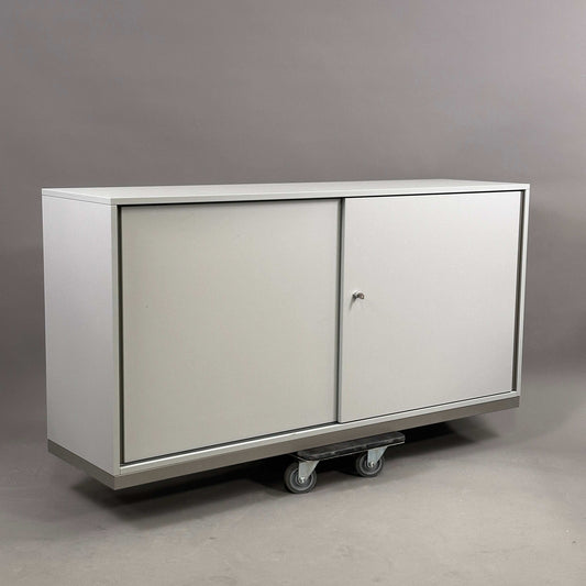 Steelcase Sideboard 2OH lichtgrau mit Metall-Einlageböden und abschließbaren Türen, 160x79x43 cm