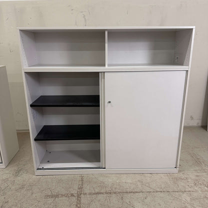Steelcase Sideboard lichtgrau mit abschließbarer Tür und Metall-Einlageböden