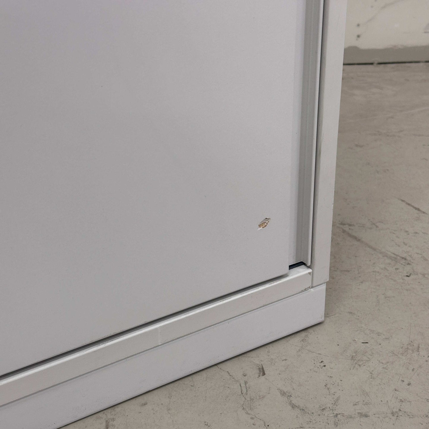 weißes Steelcase Sideboard 3OH mit Metall-Einlageböden und Schloss, 120x160x43 cm