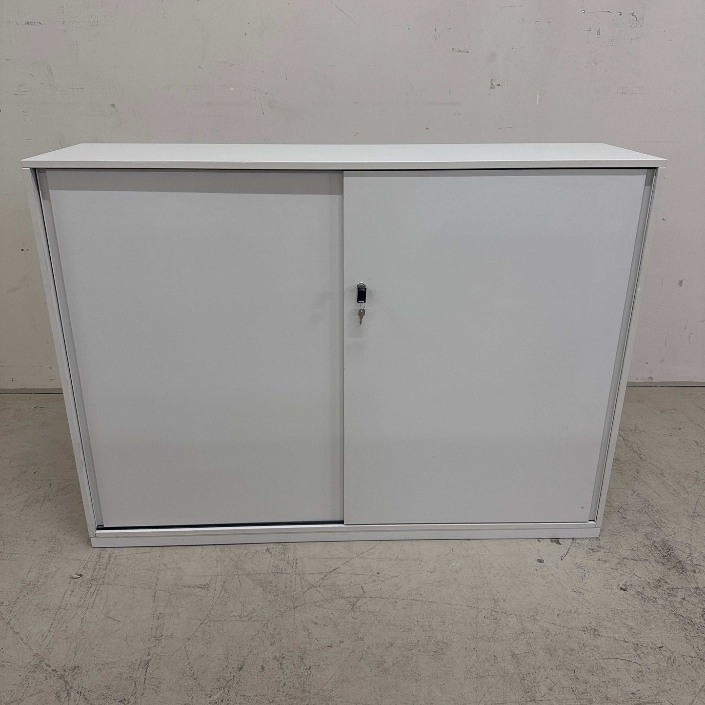 Steelcase Sideboard 3OH weiß mit Metallböden und abschließbaren Türen, 120x160x43cm