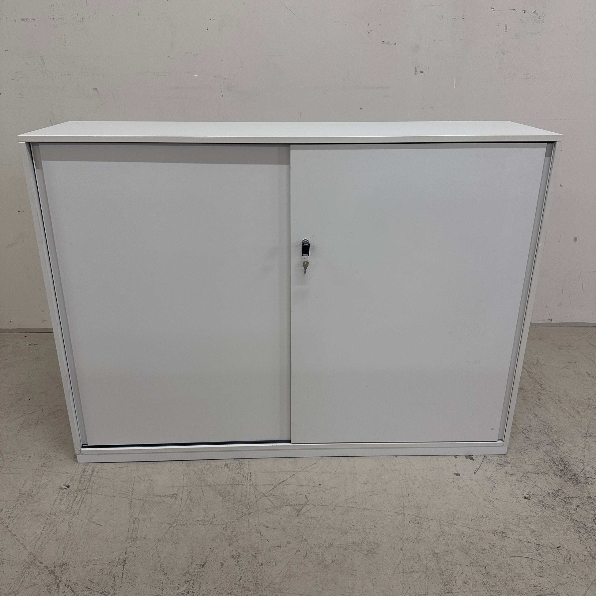 Steelcase Sideboard 3OH weiß mit Metallböden und abschließbaren Türen, 120x160x43cm