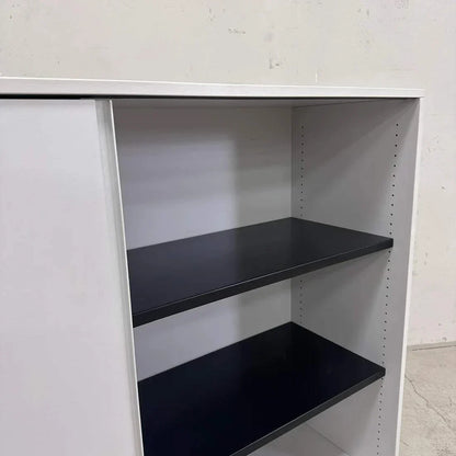 weißes Steelcase Sideboard 3OH aus Holz mit Schiebetüren und abschließbar