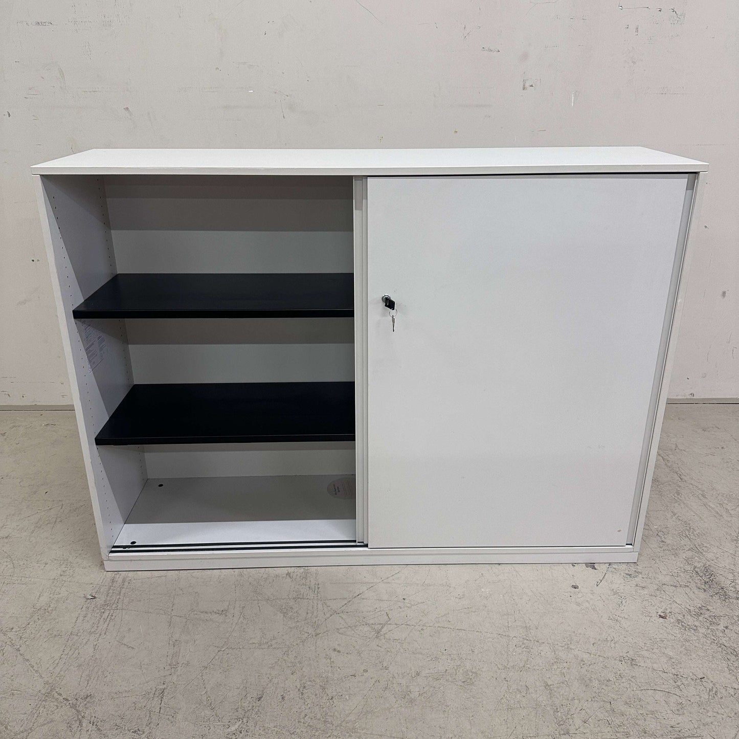 weißes Steelcase Sideboard 3OH mit abschließbarer Tür und schwarzen Metall-Einlageböden, 120x160x43cm