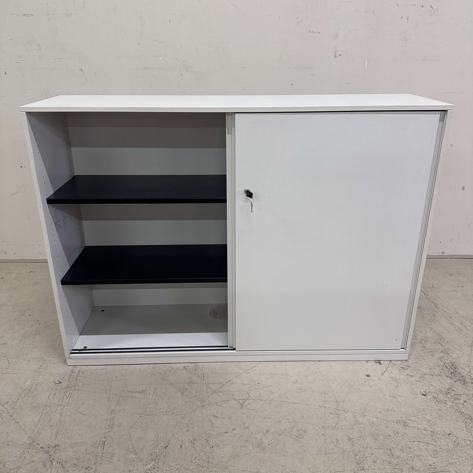 weißes Steelcase Sideboard 3OH mit abschließbarer Tür und schwarzen Metall-Einlageböden, 120x160x43cm