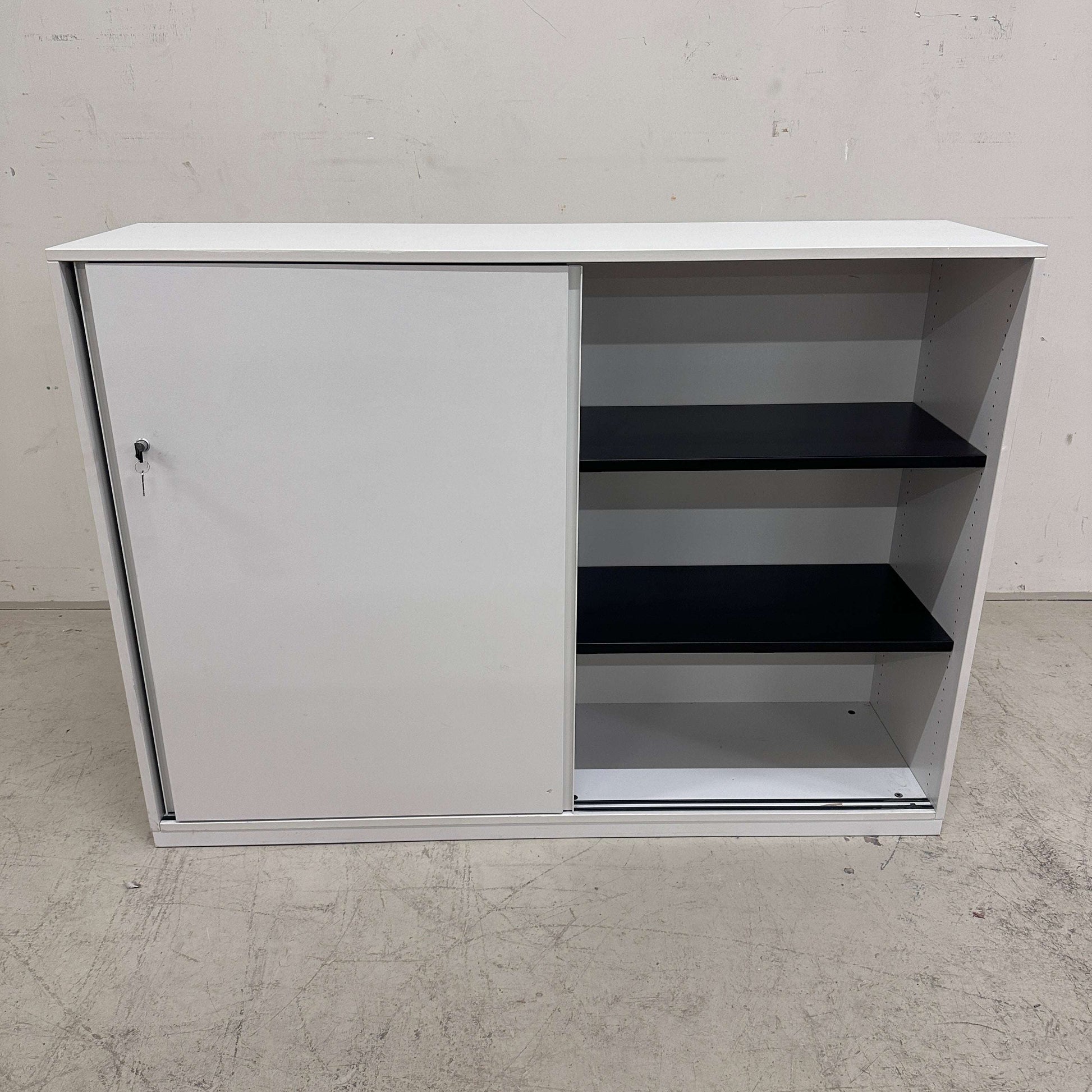 Weißes Steelcase Sideboard 3OH mit abschließbarer Tür und Metall-Einlageböden, 120x160x43cm