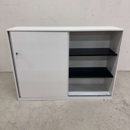 Weißes Steelcase Sideboard 3OH mit abschließbarer Tür und Metall-Einlageböden, 120x160x43cm