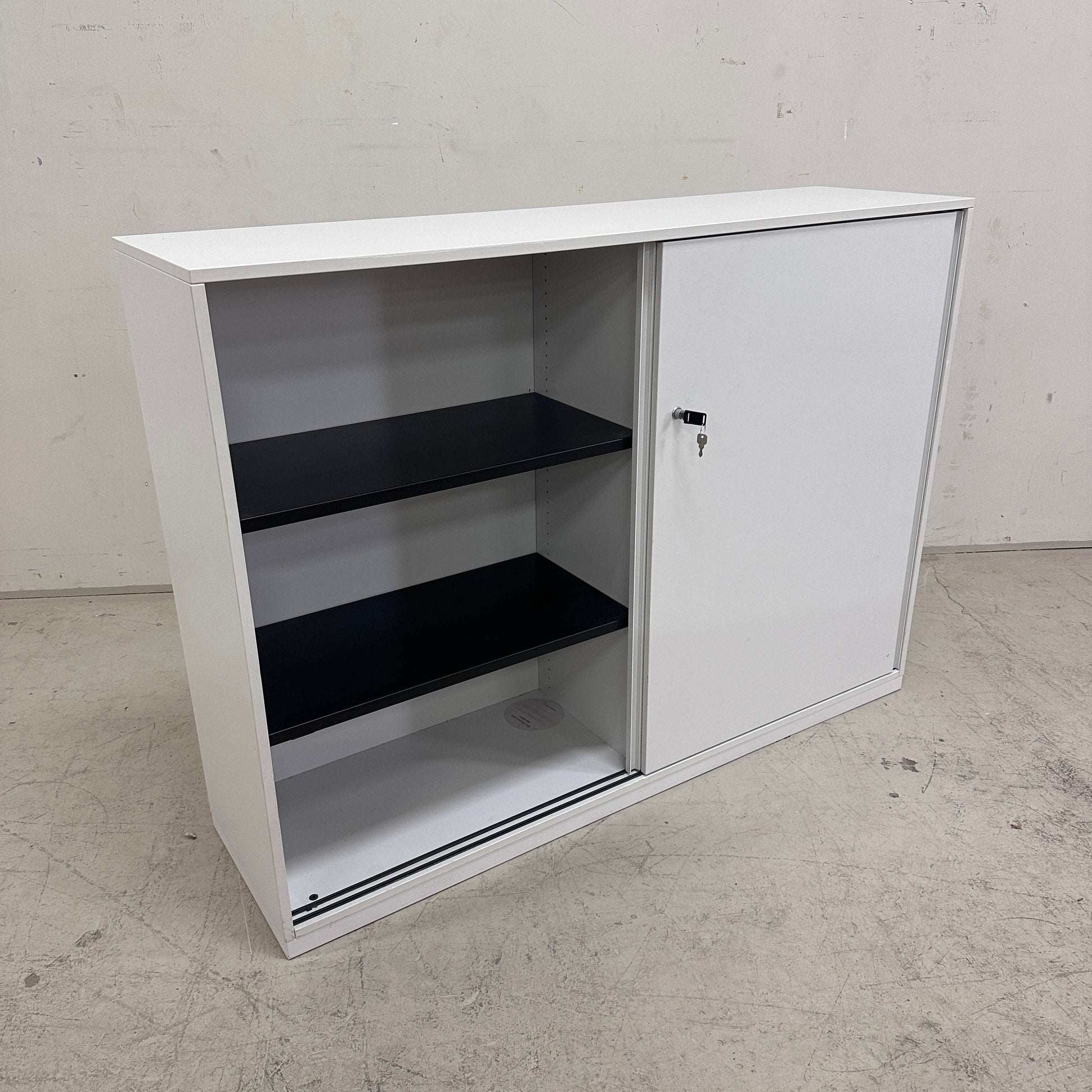 weißes Steelcase Sideboard 3OH mit abschließbarer Tür und Metall-Einlageböden