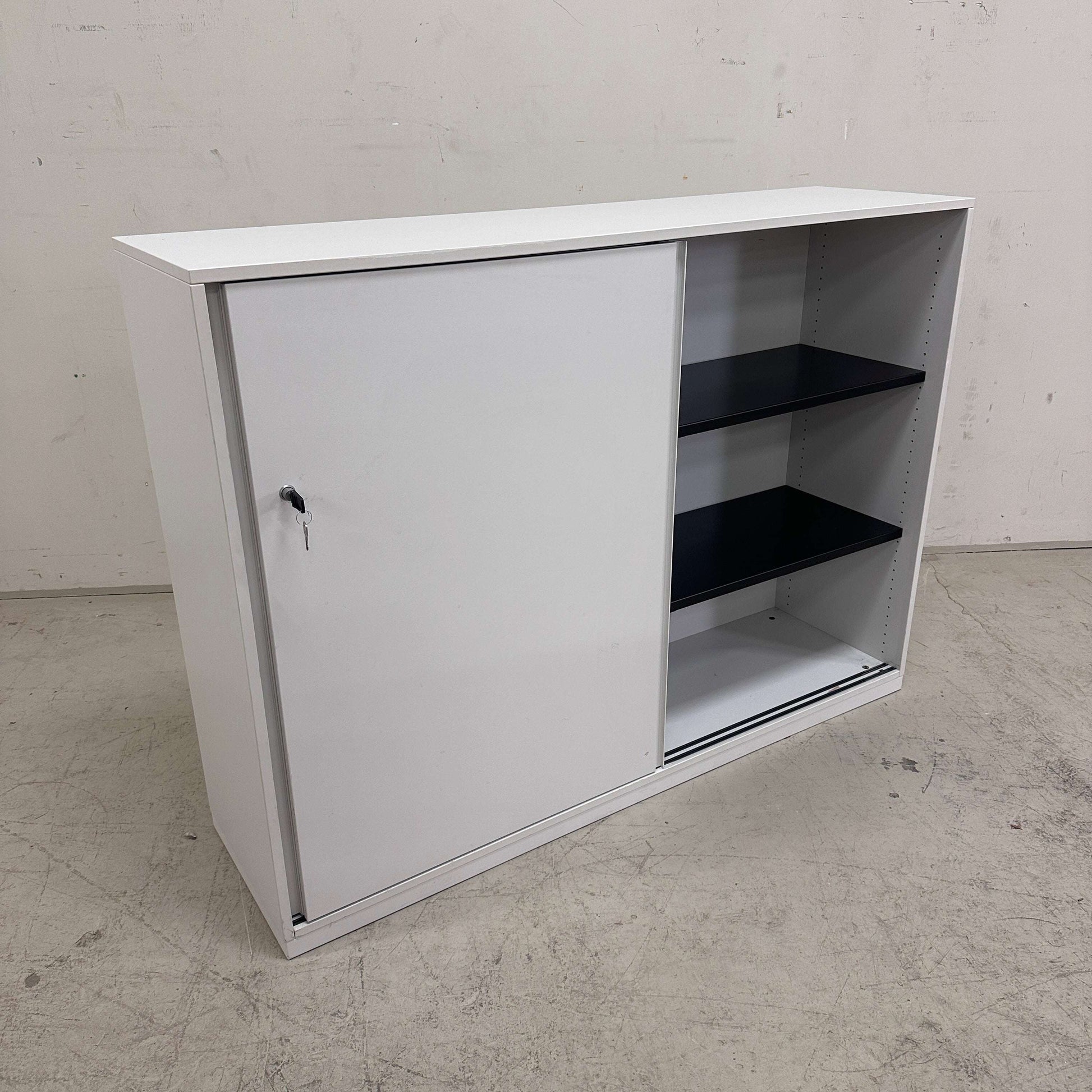 weißes Steelcase Sideboard 3OH mit abschließbarer Tür und Metall-Einlageböden, 120x160x43cm