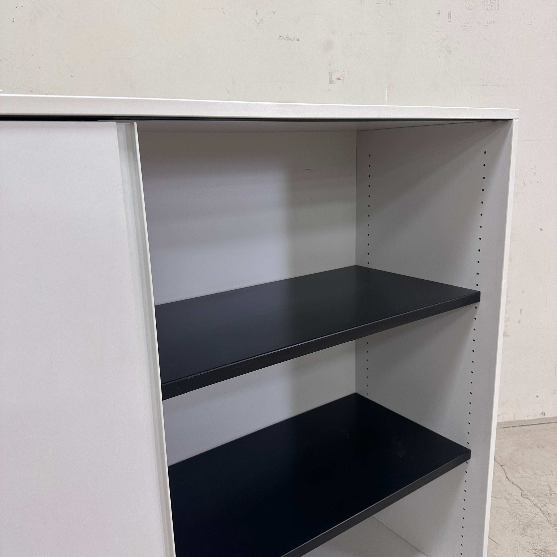 Steelcase Sideboard 3OH weiß mit abschließbaren Metall-Einlageböden, 120x160x43 cm