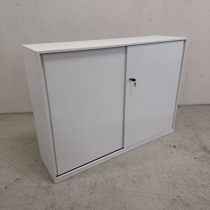 Weißes Steelcase Sideboard 3OH mit abschließbaren Metall-Einlageböden, 120x160x43 cm