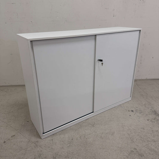 Weißes Steelcase Sideboard 3OH mit abschließbaren Metall-Einlageböden, 120x160x43 cm