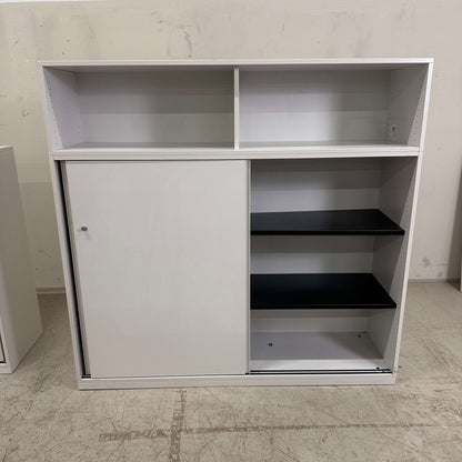 Steelcase Sideboard lichtgrau mit abschließbarer Tür und Metall-Einlageböden