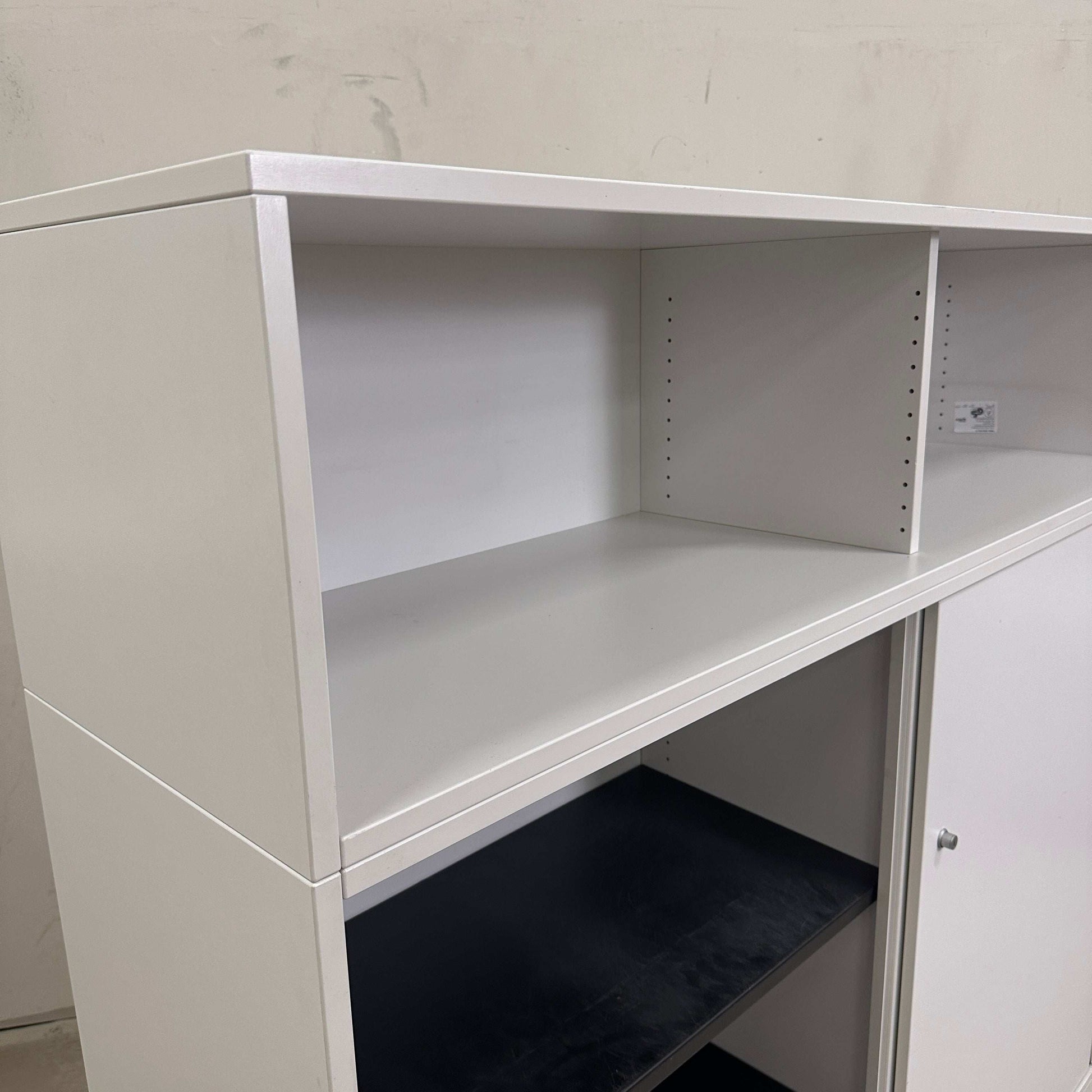 Steelcase Sideboard lichtgrau mit abschließbarem Fach und Metall-Einlageböden