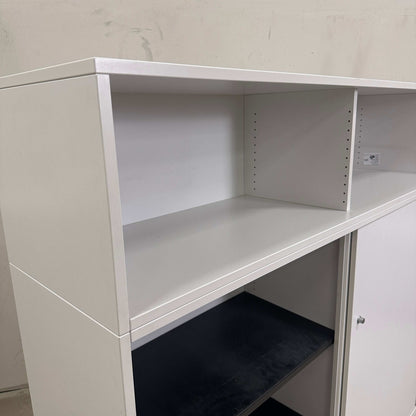 Steelcase Sideboard lichtgrau mit abschließbarem Fach und Metall-Einlageböden