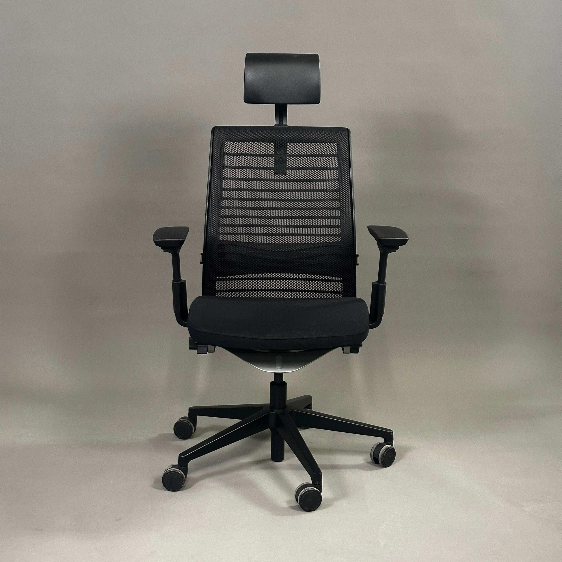 Schwarzer Steelcase Think Bürostuhl mit Kopfstütze, Mesh-Rückenlehne und 4D-Armlehnen