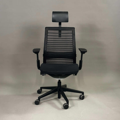 Schwarzer Steelcase Think Bürostuhl mit Kopfstütze, Mesh-Rückenlehne und 4D-Armlehnen