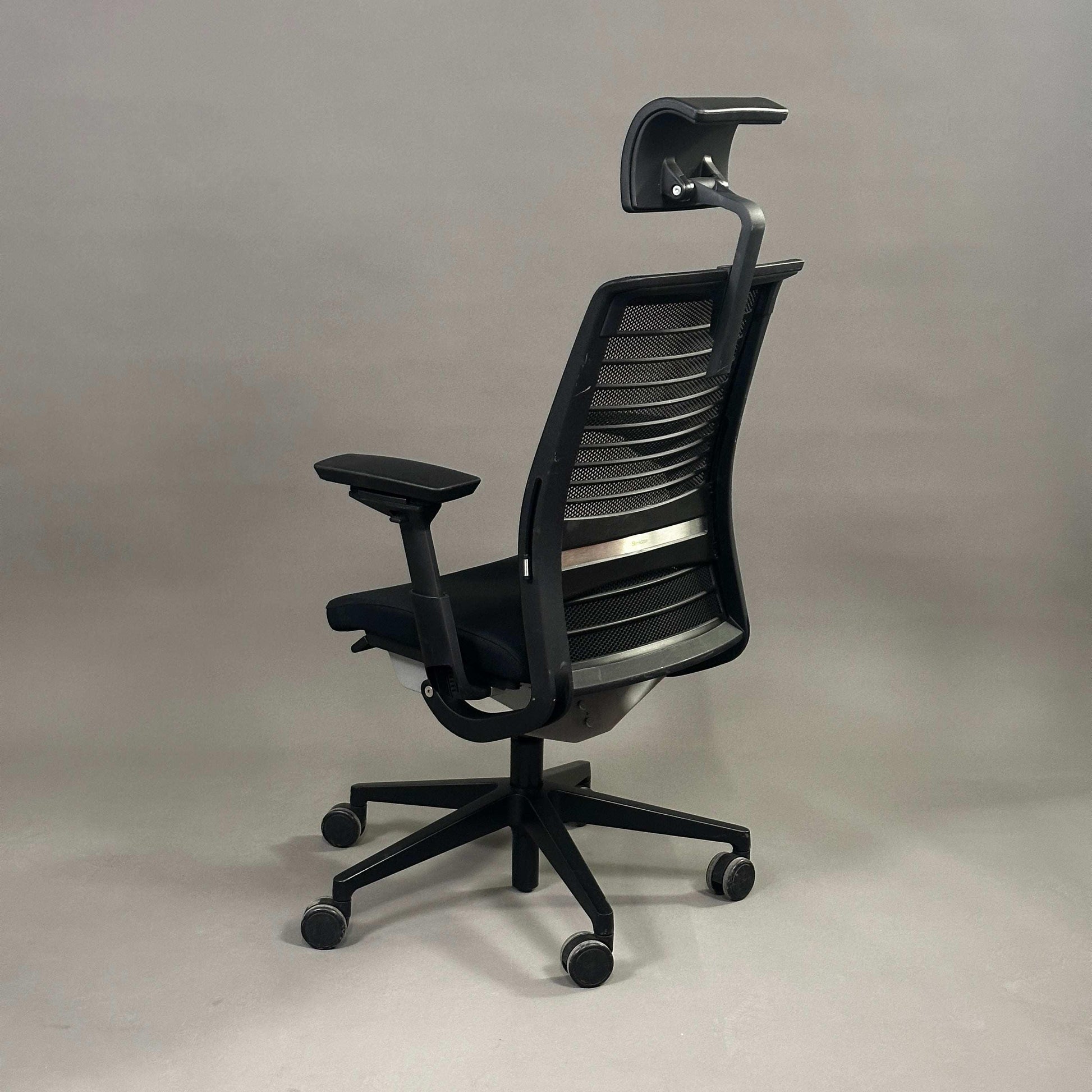 Schwarzer Steelcase Think Bürostuhl mit Kopfstütze, Mesh-Rückenlehne und 4D-Armlehnen, ergonomisch verstellbar