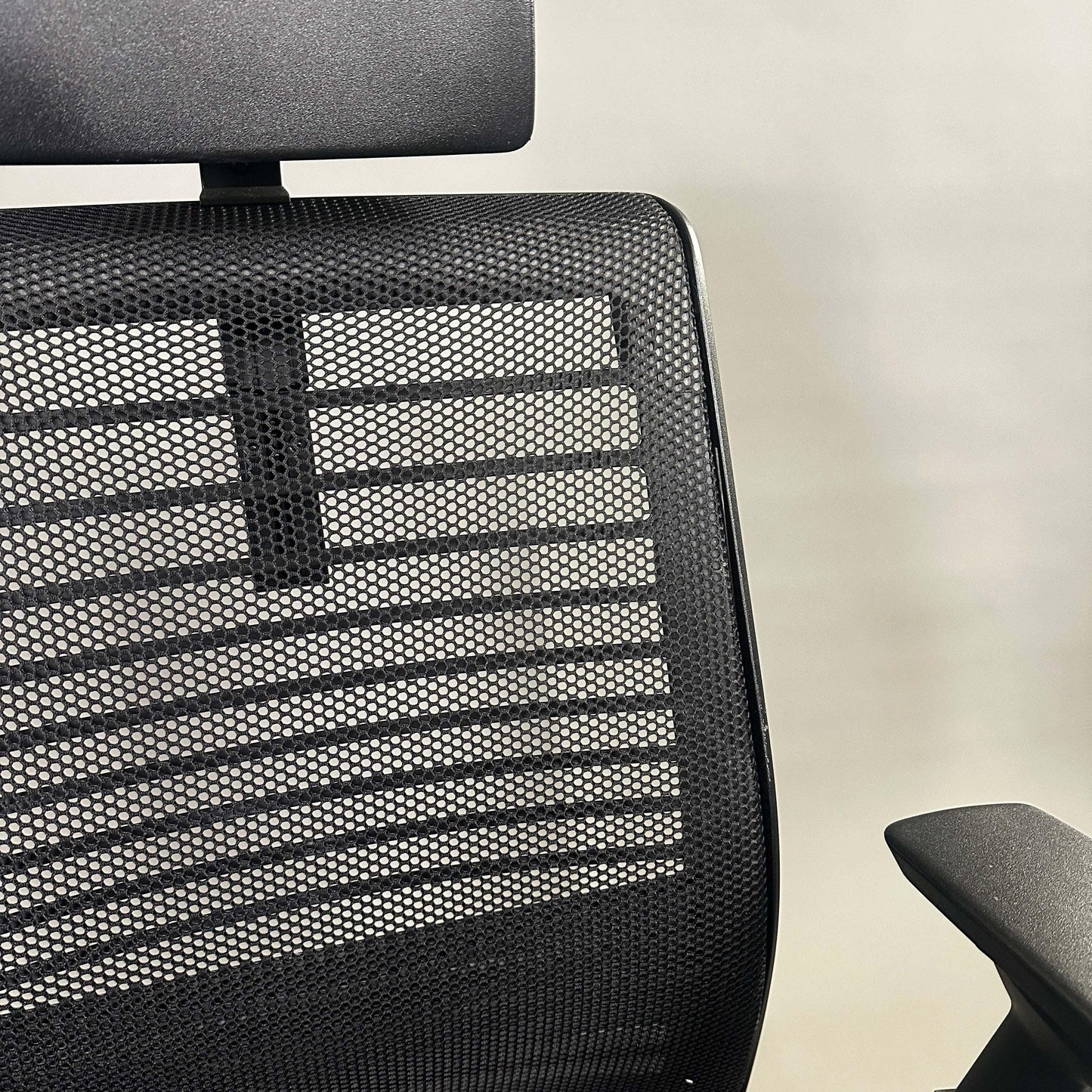 Schwarzer Steelcase Think Bürostuhl mit verstellbarer Kopfstütze, Mesh-Rückenlehne und 4D-Armlehnen