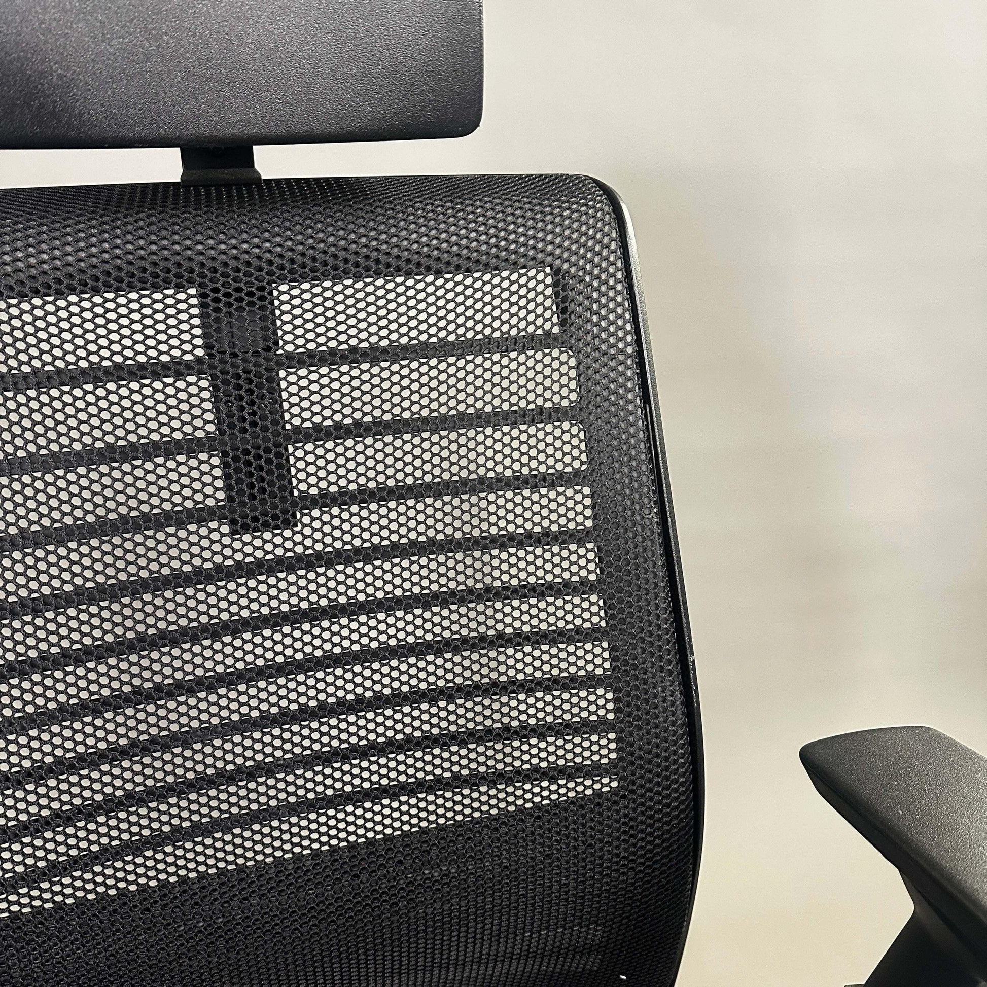 Schwarzer Steelcase Think Bürostuhl mit verstellbarer Kopfstütze, Mesh-Rückenlehne und 4D-Armlehnen