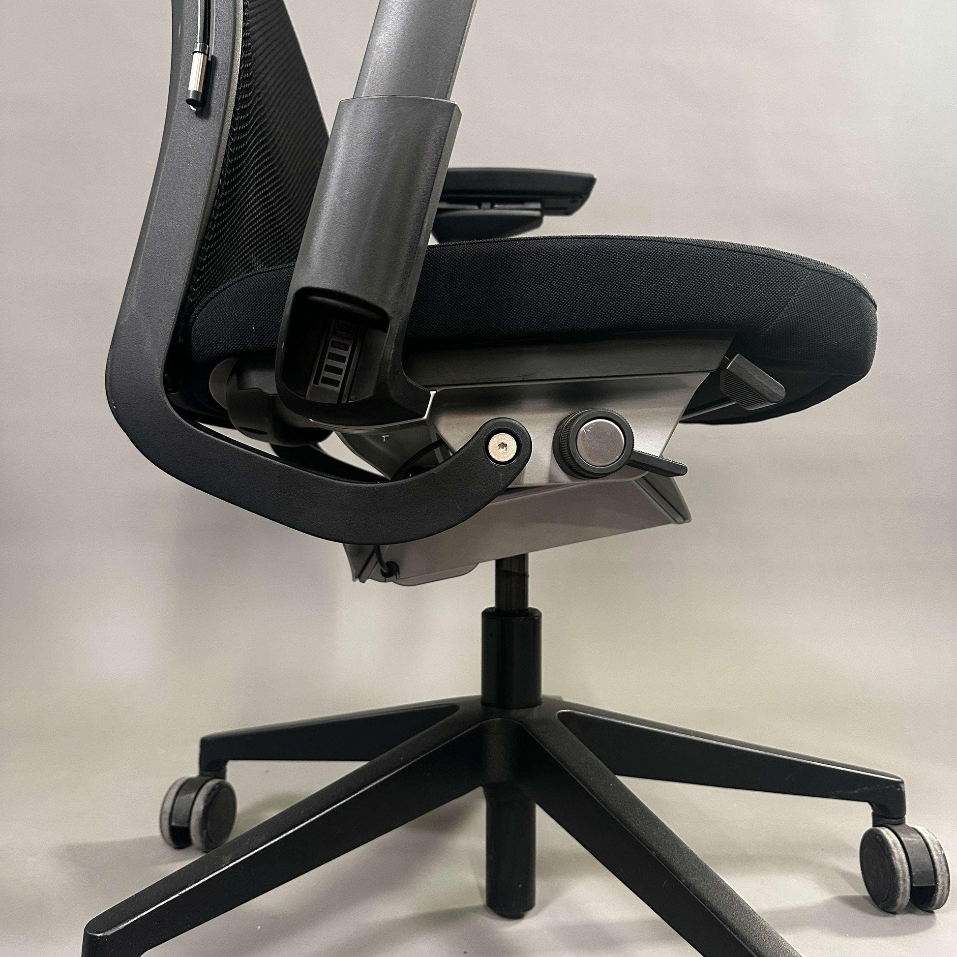 Schwarzer Steelcase Think Bürostuhl mit Kopfstütze, Mesh-Rückenlehne, Stoffbezug und 4D-Armlehnen, ergonomisch und höhenverstellbar