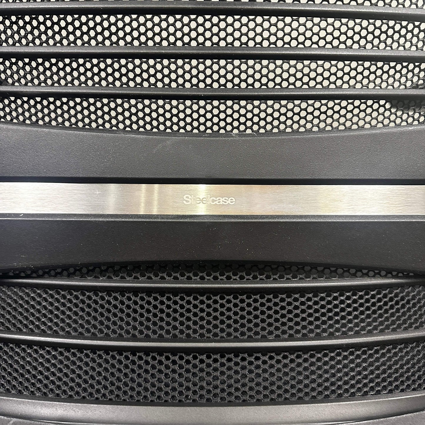 Steelcase Think Bürostuhl mit schwarzer Mesh-Rückenlehne und verstellbarer Kopfstütze