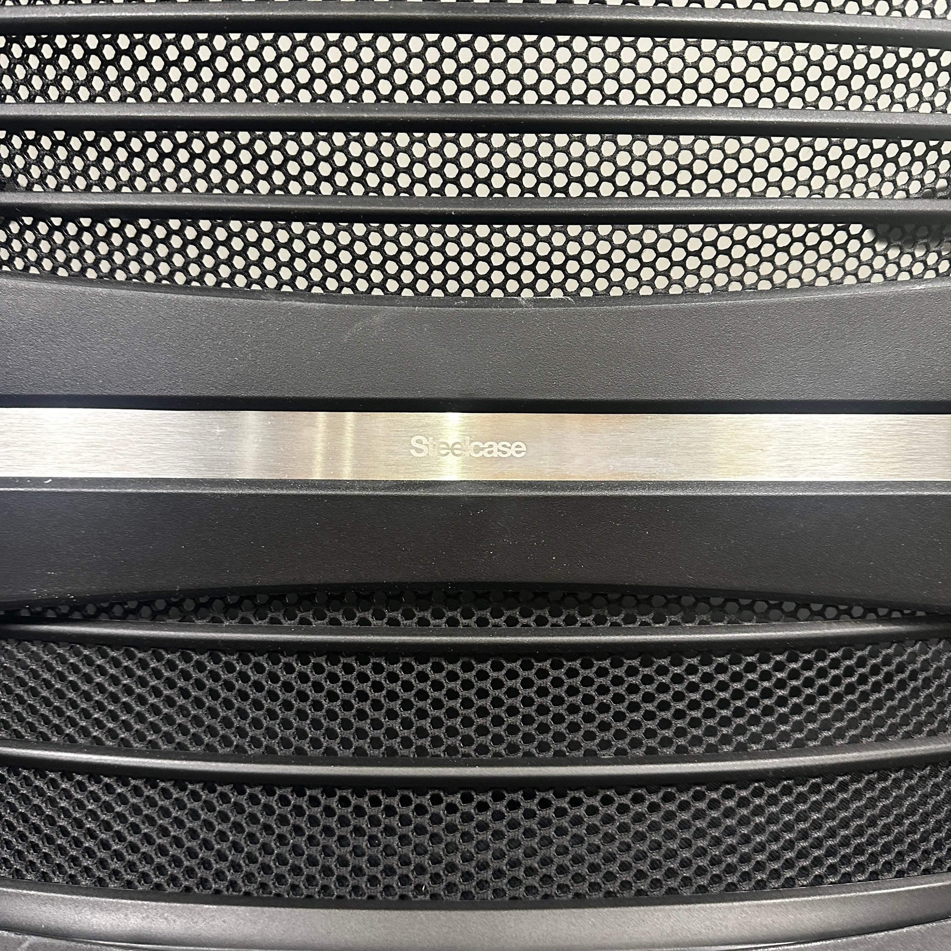 Steelcase Think Bürostuhl mit schwarzer Mesh-Rückenlehne und verstellbarer Kopfstütze