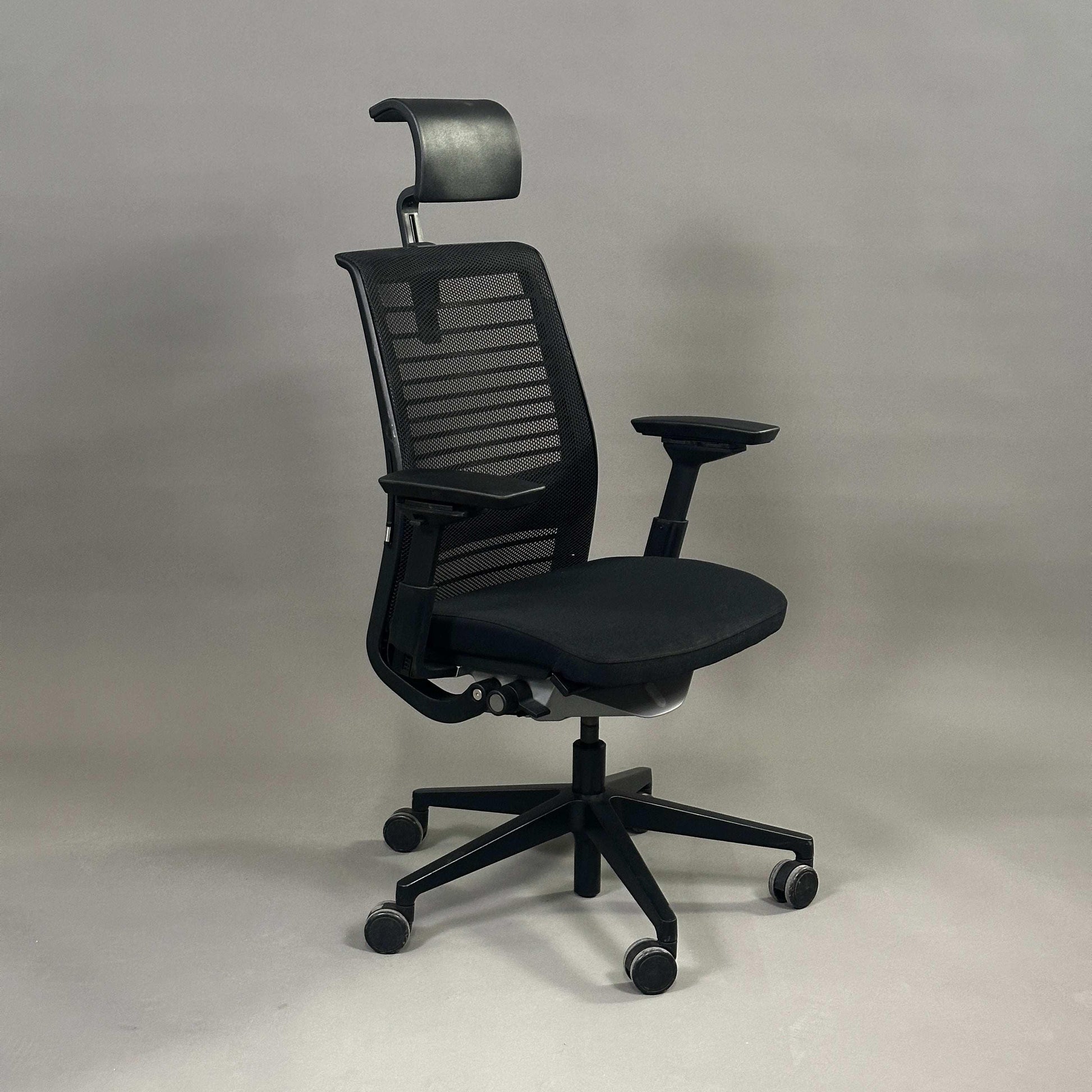 Schwarzer Steelcase Think Bürostuhl mit Kopfstütze, Netzrückenlehne, stoffbezogenem Sitz und 4D-Armlehnen