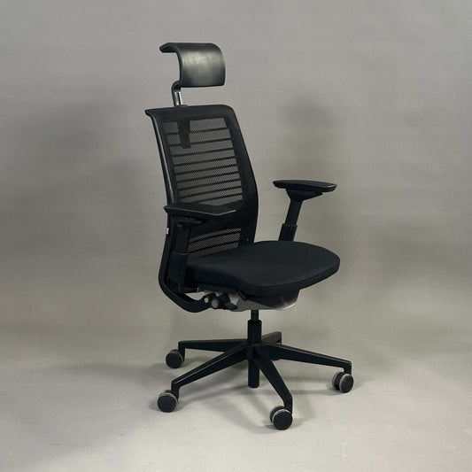 Schwarzer Steelcase Think Bürostuhl mit Kopfstütze, Netzrückenlehne, stoffbezogenem Sitz und 4D-Armlehnen