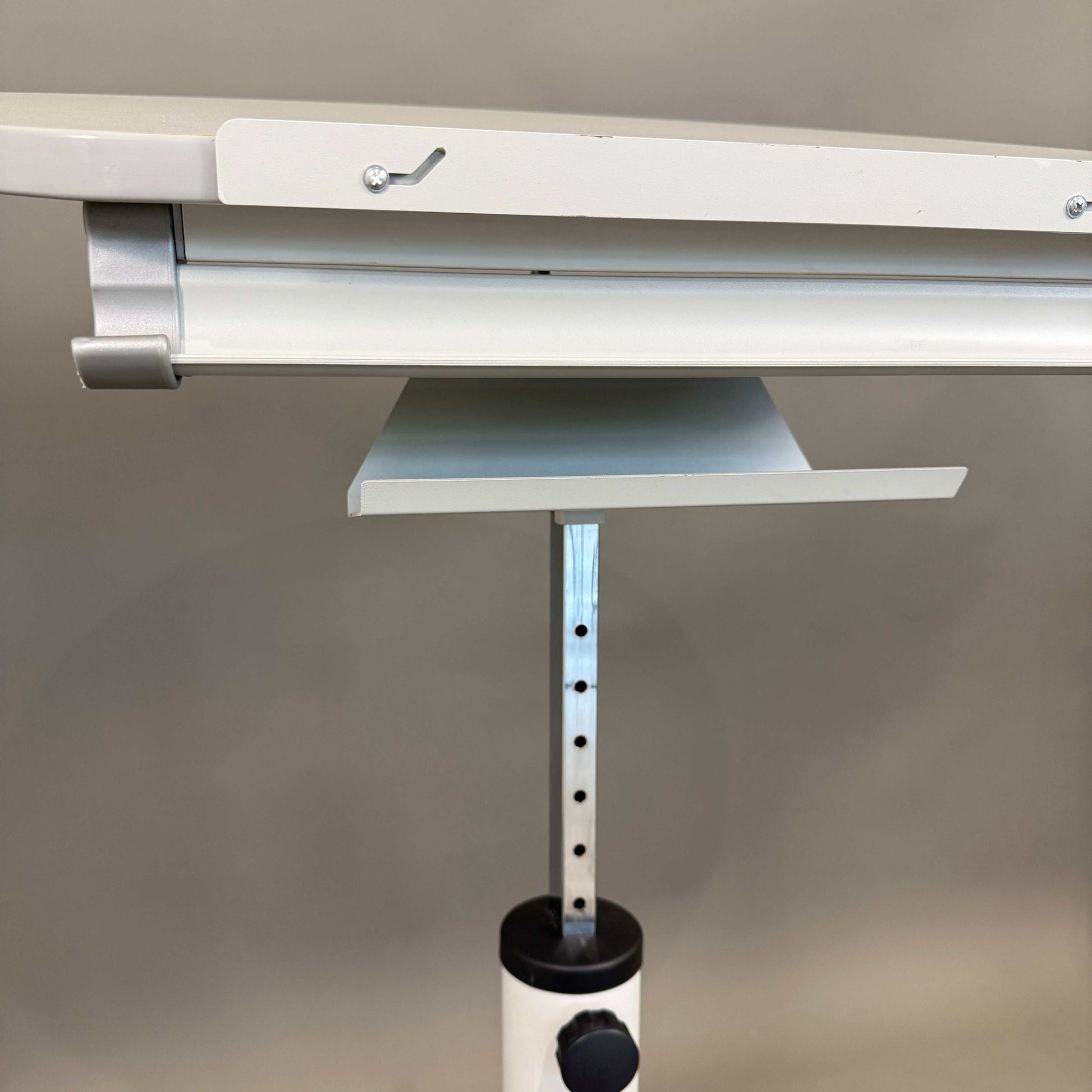 Höhenverstellbares Stehpult mit einstellbarer Plattenneigung und stabiler Bauweise in weißem Design