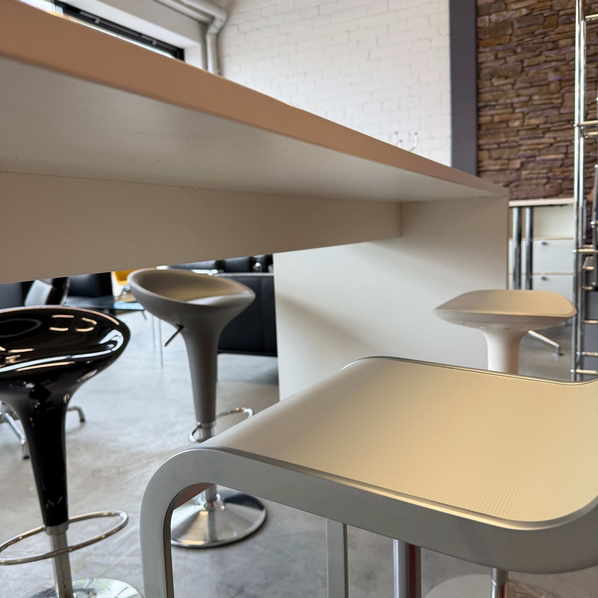 Moderner weißer Stehtisch Hochtisch 200x80cm mit Barhockern in stylischem Raum