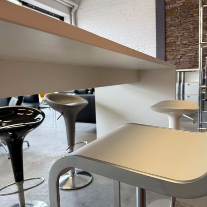 Moderner weißer Stehtisch Hochtisch 200x80cm mit Barhockern in stylischem Raum
