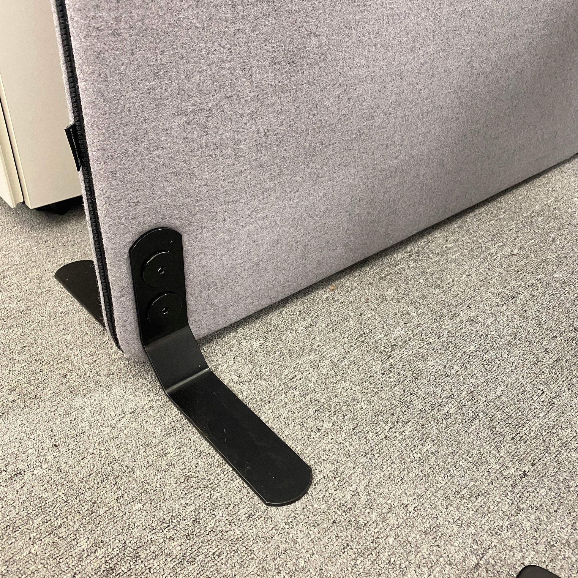 Gray Stellwand Trennwand Schallschutz screen with black metal foot set on carpeted floor