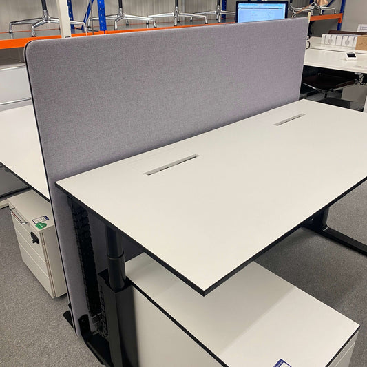 Office workspace with gray Stellwand room divider, 180x140 cm, providing sound and visual protection