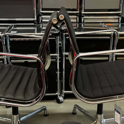 Black leather replica Stuhl im Vitra EA108 office chairs with chrome frames