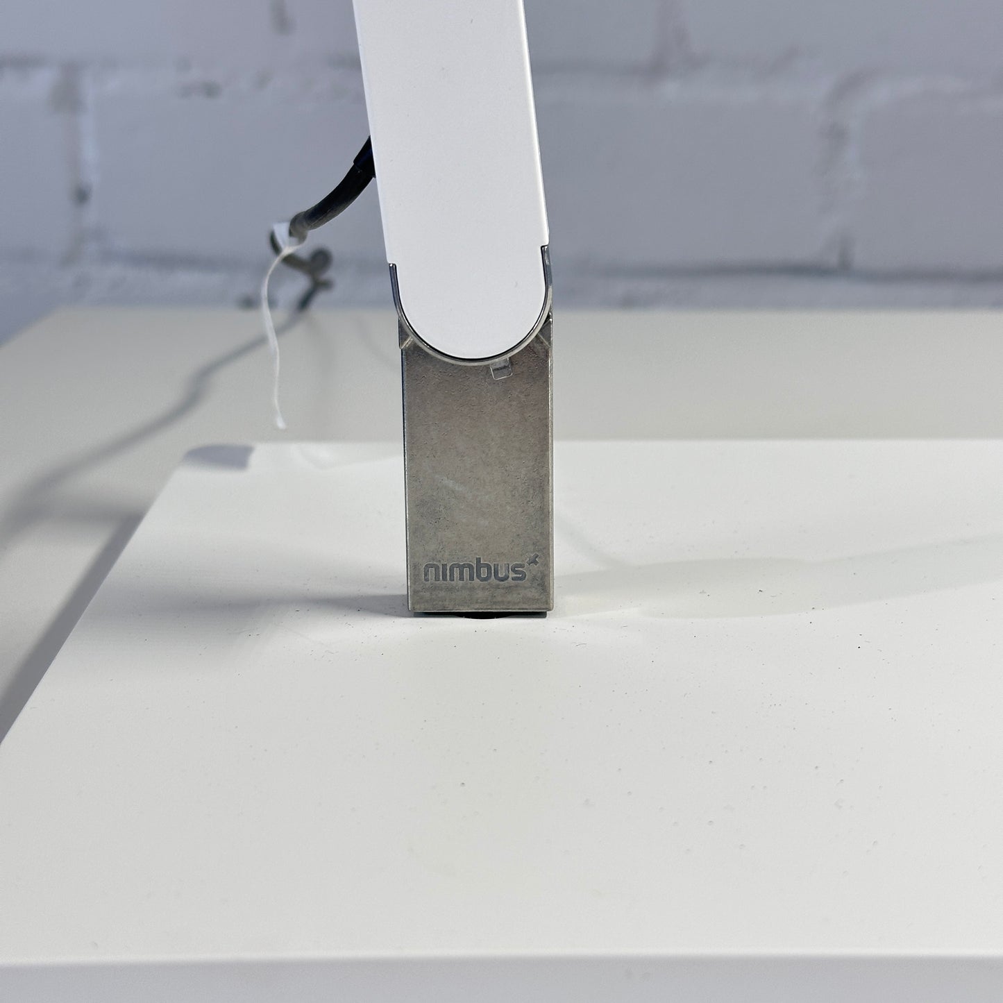 Artikelanlage Roxxane Office mit Fußplatte und Konverter Farbe: matt weiß H760x T583mm Leuchtenopf: L 370 x B 75mm Lichtfarbe: 4000 Kelvin_[kein Wert]