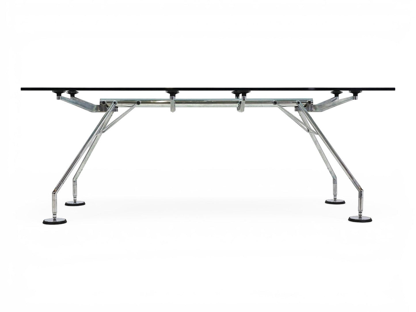 Tecno Nomos Norman Foster Glastisch mit silbernem Stahlgestell und transparenter Glasplatte.