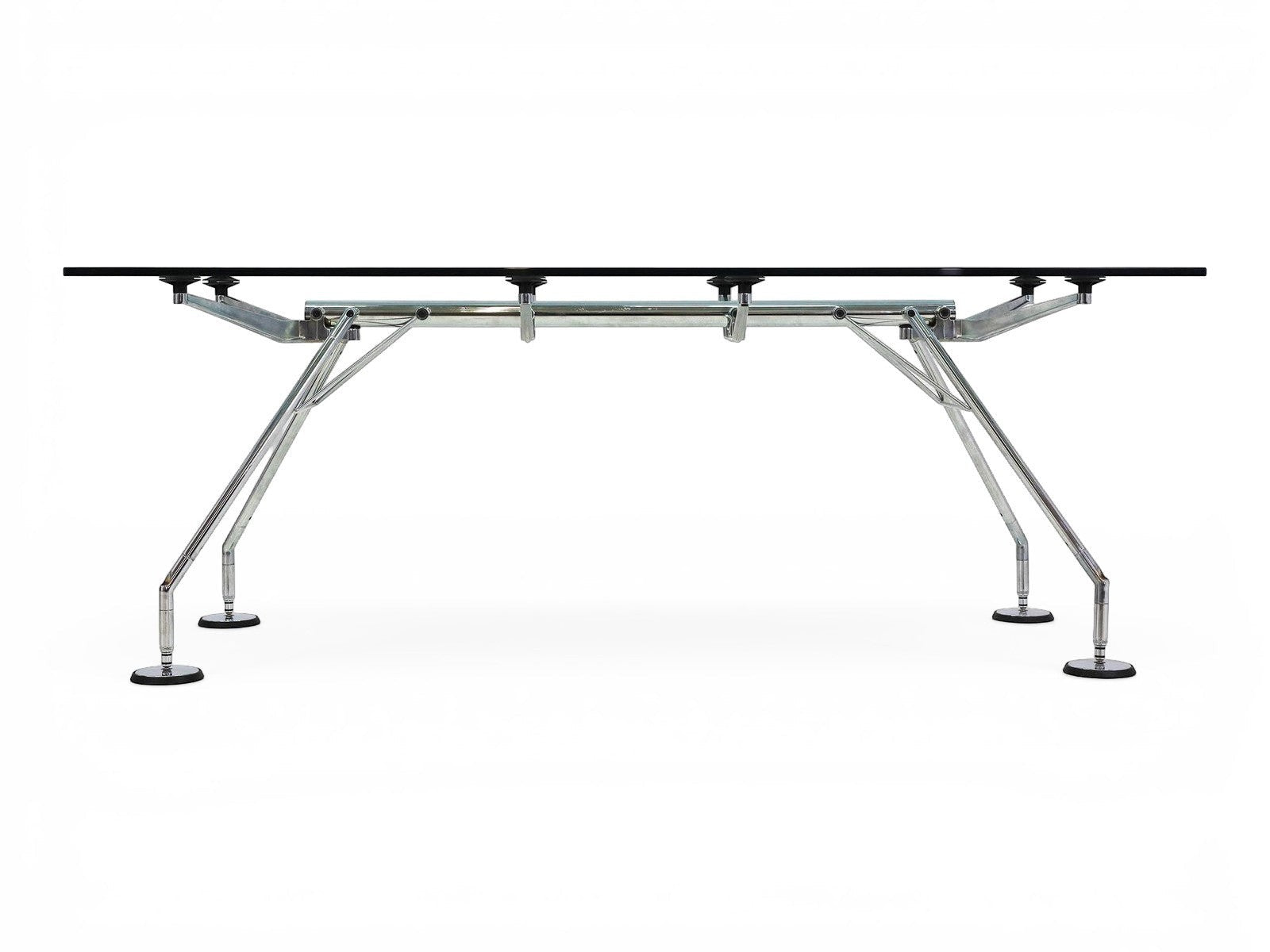 Tecno Nomos Norman Foster Glastisch mit silbernem Stahlgestell und transparenter Glasplatte.