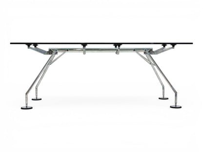 Tecno Nomos Norman Foster Glastisch mit silbernem Stahlgestell und transparenter Glasplatte.
