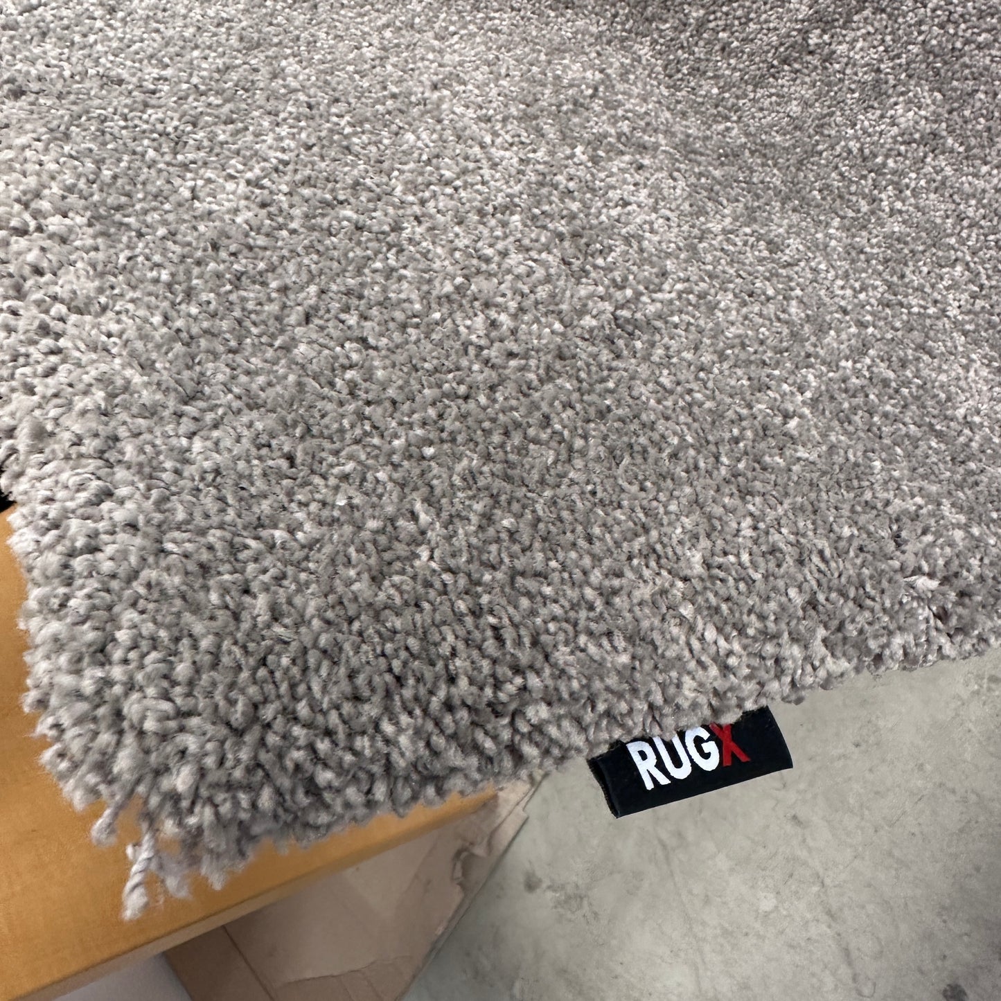 Grauer Object Carpet RugX kurzflor Teppich, 380x170cm, mit schwarzem RugX Label.
