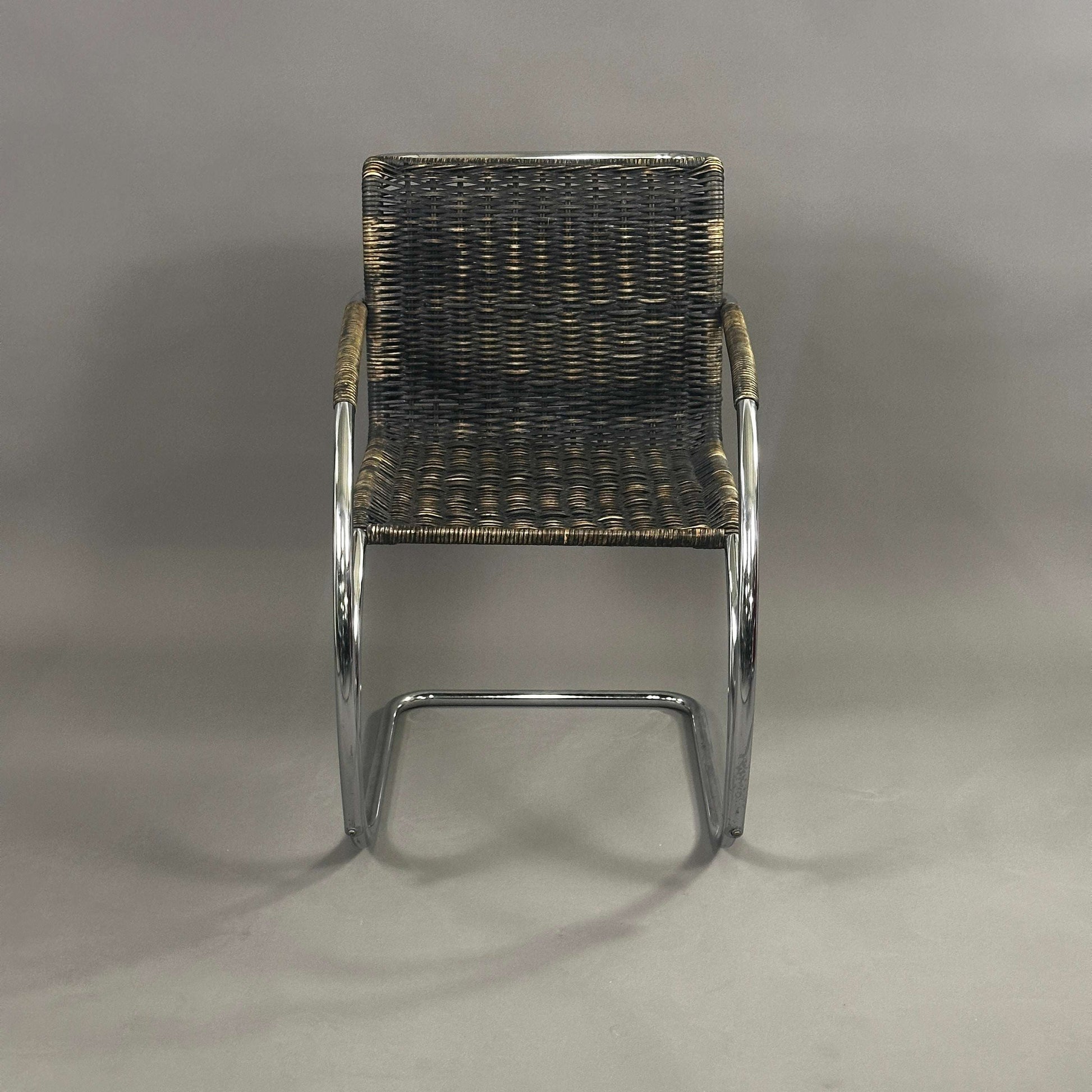 Thonet MR20 Stuhl mit braunem Korbgeflecht und chromfarbenem Gestell