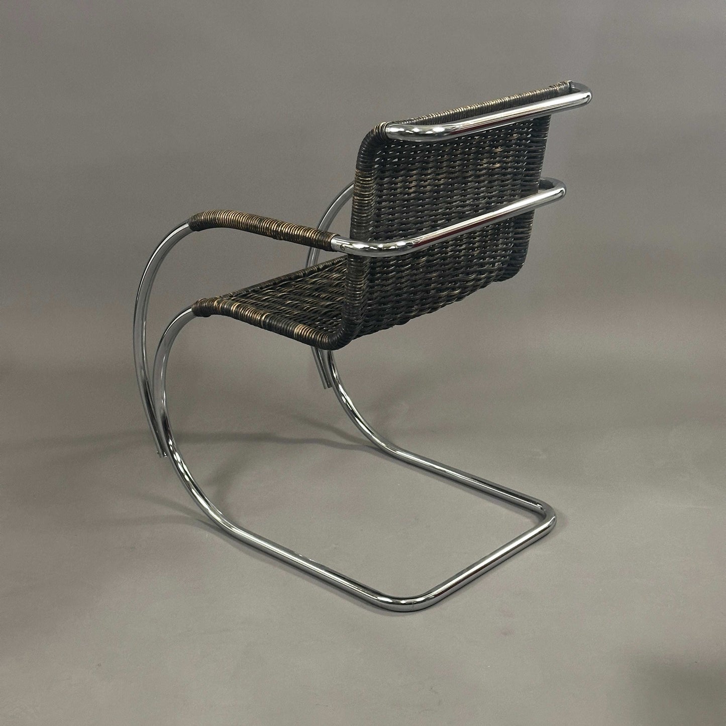 Thonet MR20 Stuhl mit braunem Korbgeflecht und verchromtem Gestell