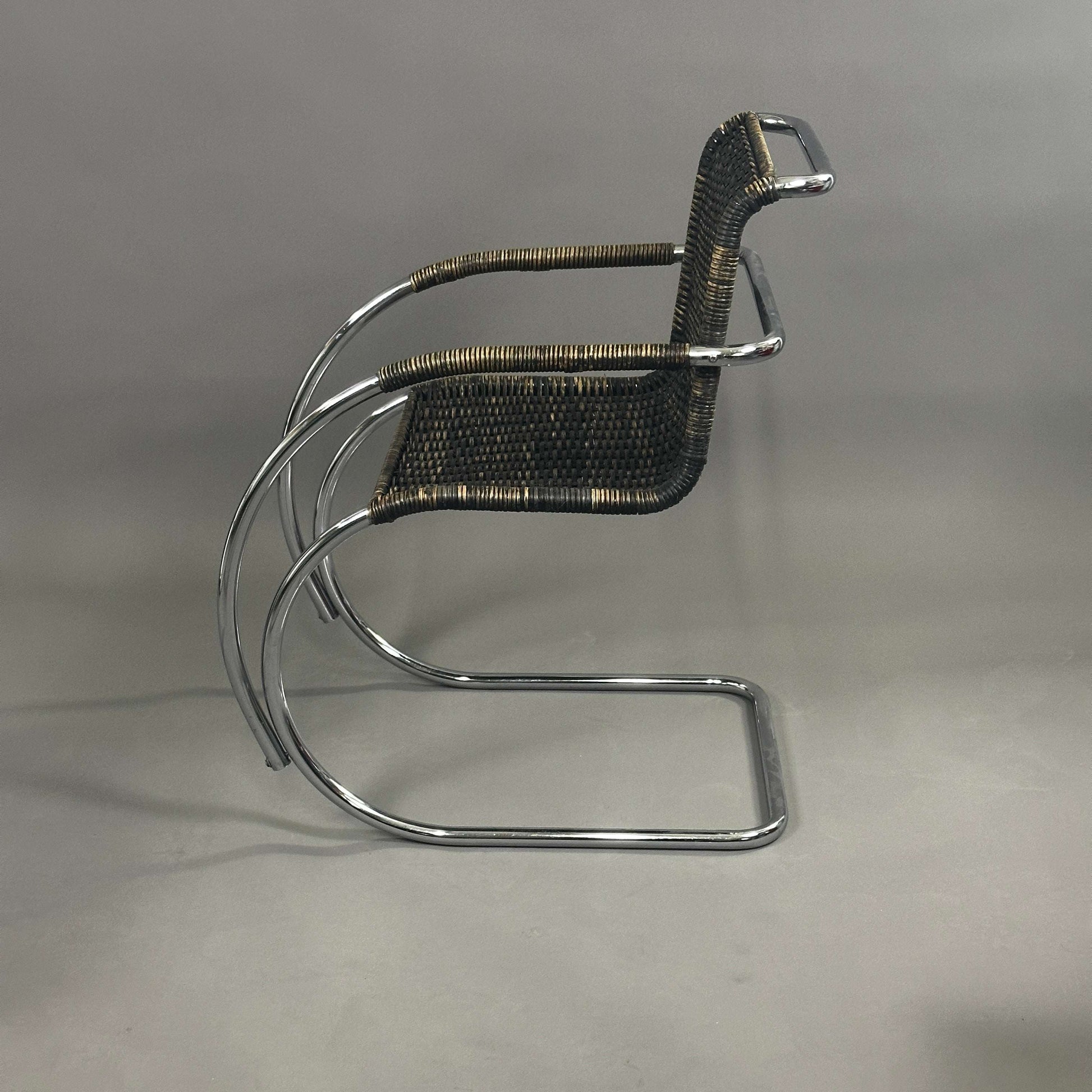 Thonet MR20 Stuhl mit braunem Korbgeflecht und chromfarbenem Gestell, Seitenansicht