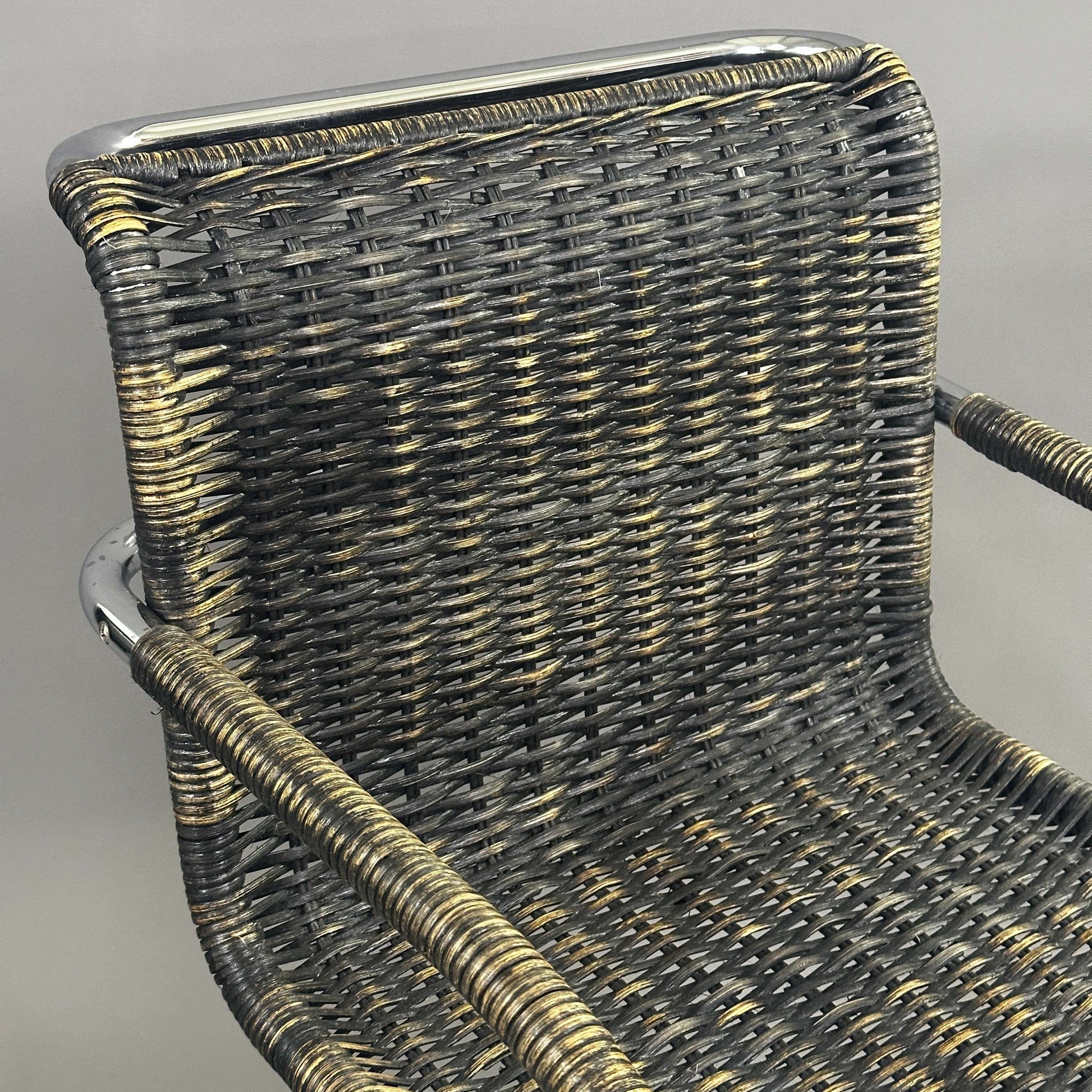 Thonet MR20 Stuhl mit braunem Korbgeflecht und Chromgestell